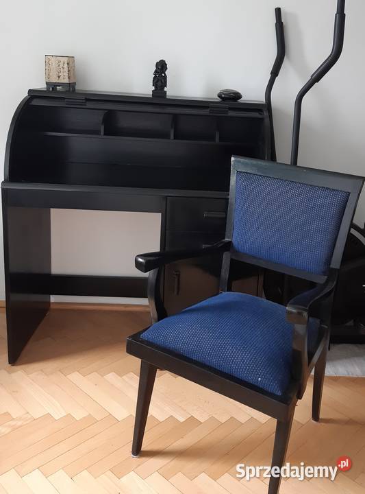 Czarne drewniane biurko z nadbudowką