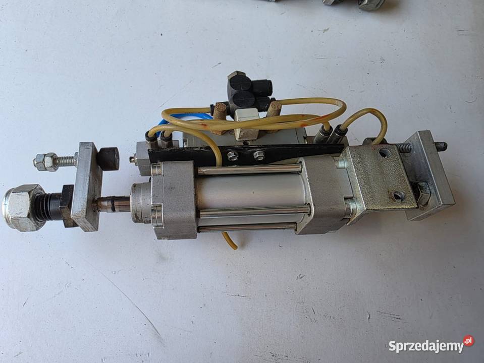 Siłownik pneumatyczny dwustronnego działania