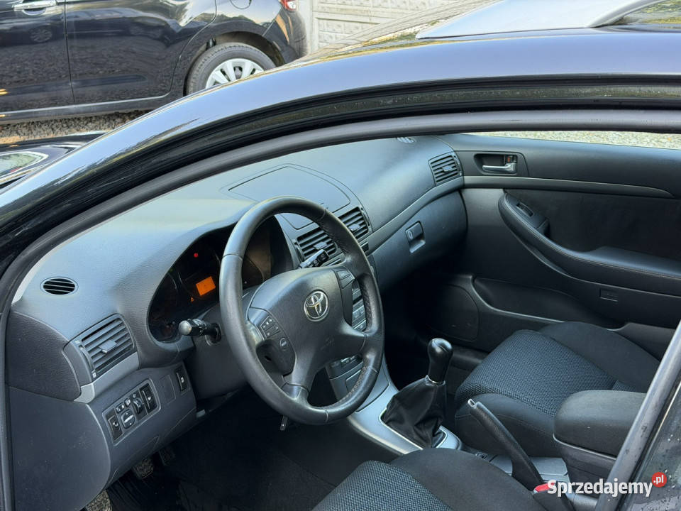 Toyota Avensis Samochody osobowe
