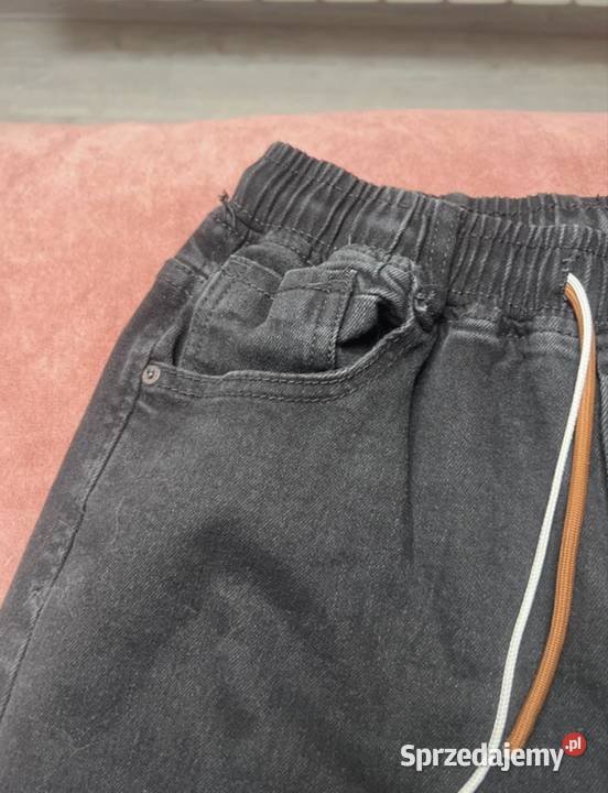 Czarne jeansowe spodnie chłopięce