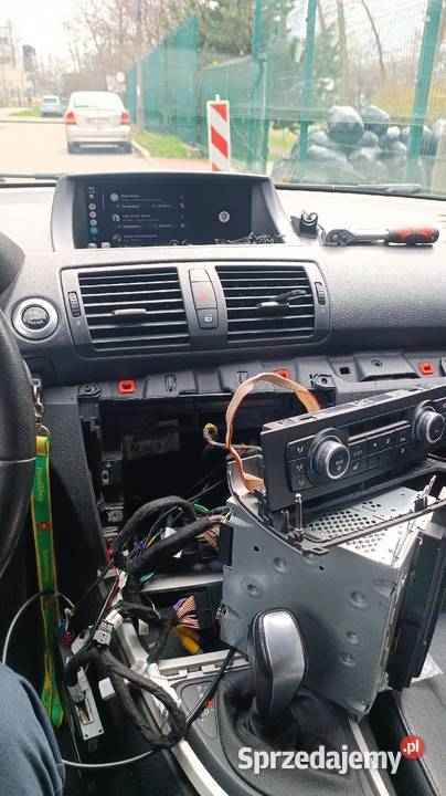 Montaż kamer cofania Android radia CarPlay Kraków