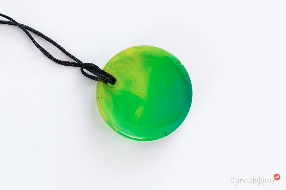 Okrągły zielono żółty wisiorek z żywicy Warszawa