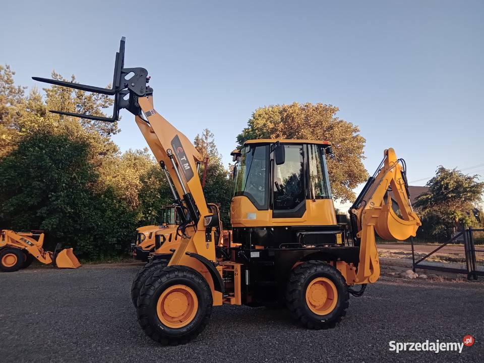 Nowa koparkoładowarka CTM 106 koparko ładowarka