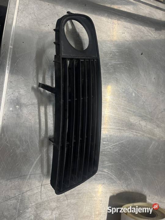 Kratka maskownica halogena Audi A6 C5 prawa Włoszczowa