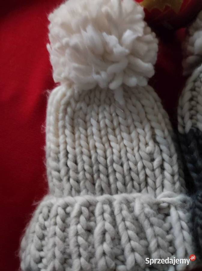 grube mięsiste czapki bliźniaczki z pomponem