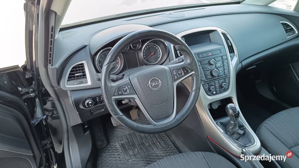 Opel astra 14 benzyna super stan pakiet zimowy Rok produkcji 2012 Łuków