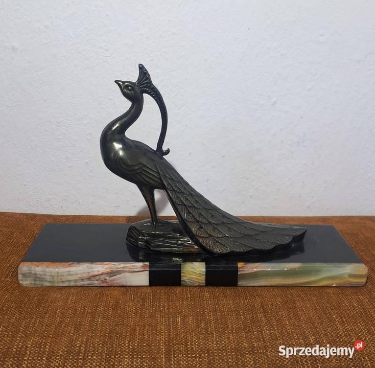 metalowa figura pawia na marmurowoonyksowej Warszawa