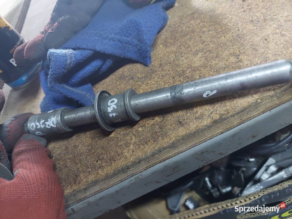 Suzuki DR 750 BIG ośka koła przód przednia oś