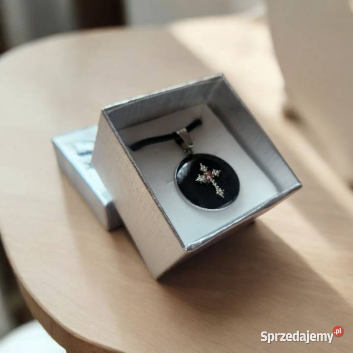 Elegancki wisiorek z krzyżykiem w żywicy na Naszyjniki