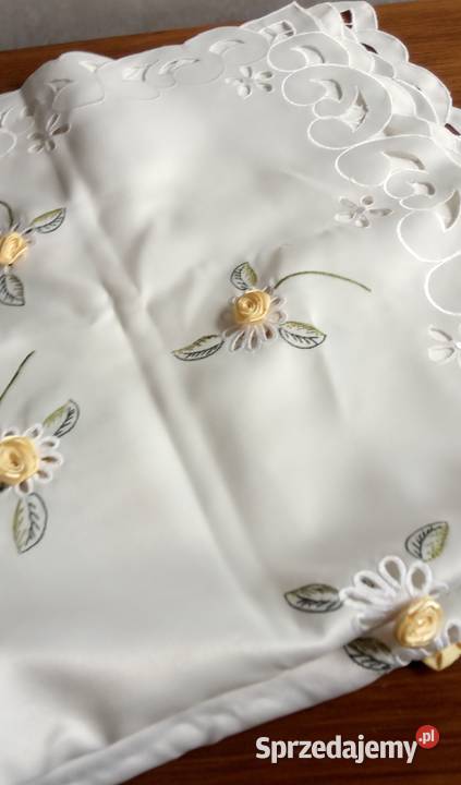 ozdobny obrusik hafty różyczki 85x85 biały Kraków