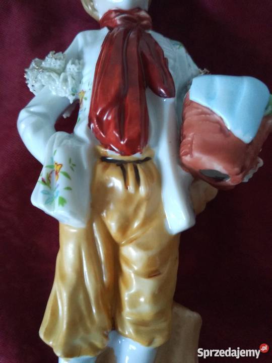 Figurka młodzieniec z koszem Ropa