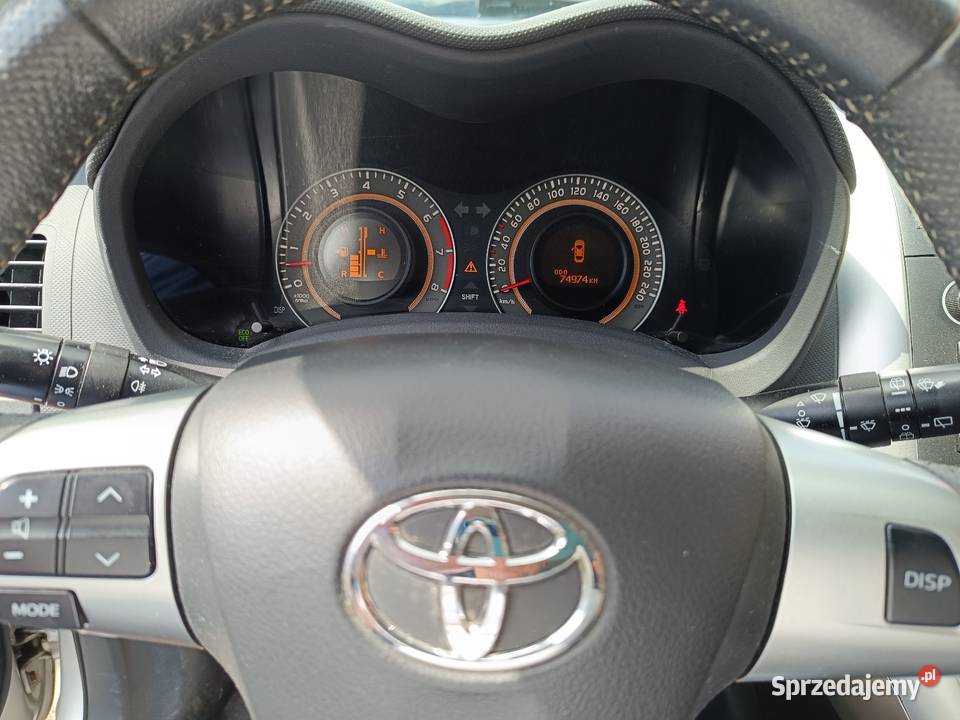 Toyota Auris Lift 133 Dual VVTi 101 74000 2012 z MP3