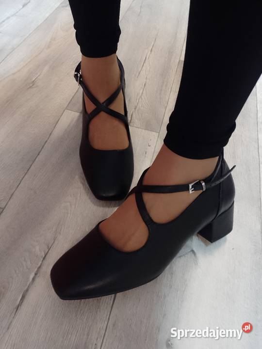 42 Czarne czółenka wieczorowe z zapięciem z Kraków