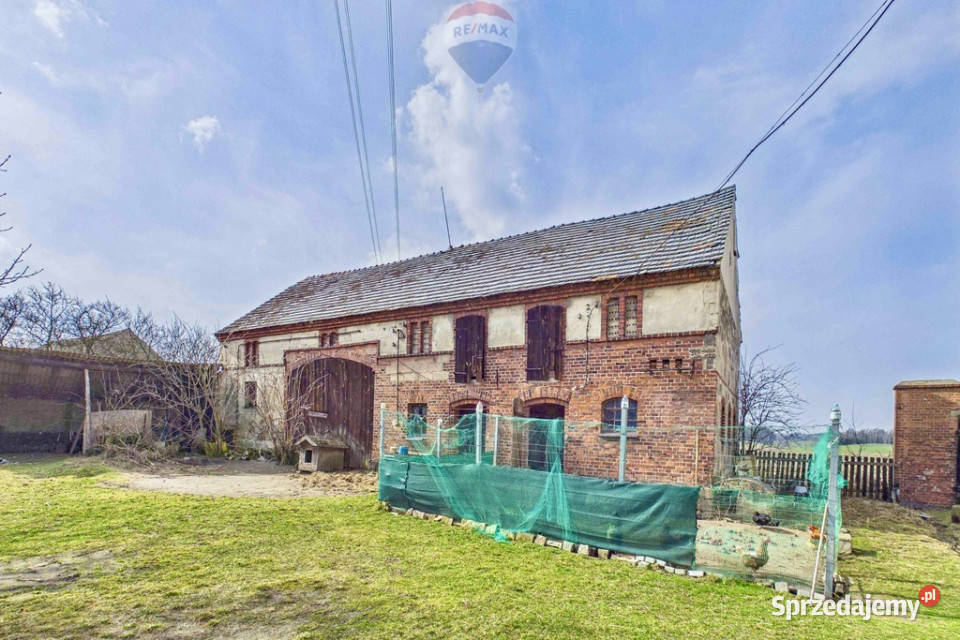 Dom z dużą działką i budynkami gospodarczymi