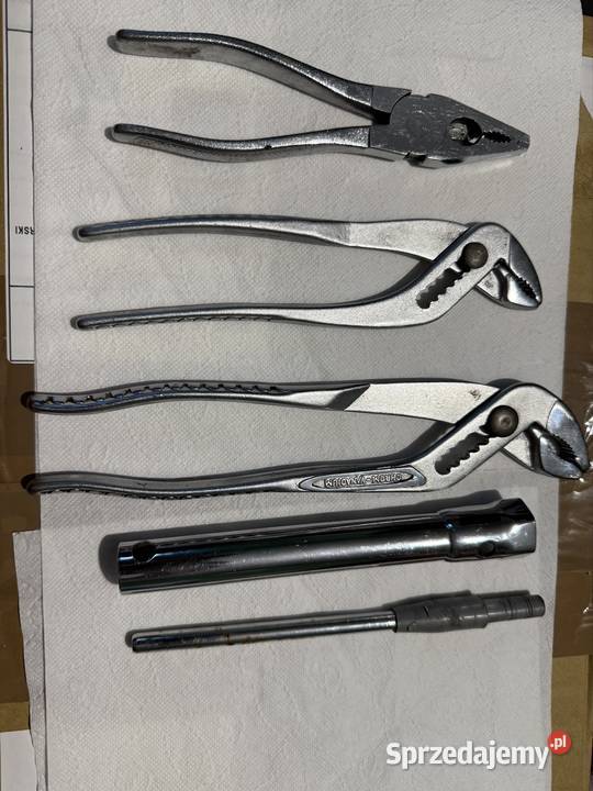 Klucze BMW w narzędziownik klapy bagażnika w Mszana