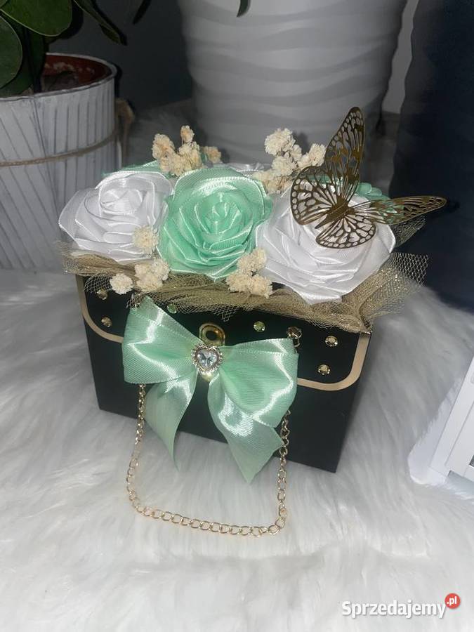 Piękny mały bukiet róż ze wstążki idealny na zachodniopomorskie