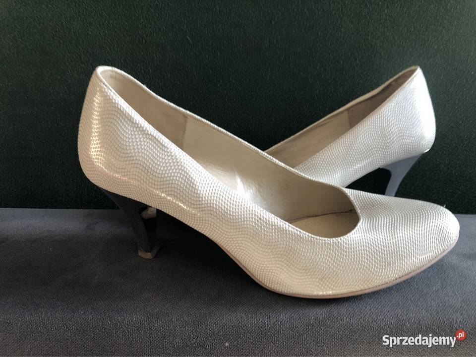 Białe damskie buty w wężowym wzorze imprezy inna sprzedam