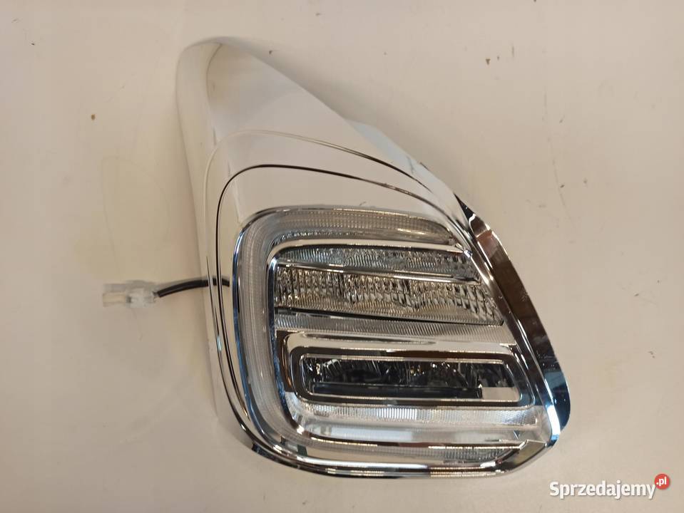 SUZUKI SWIFT MK8 WNĘTRZE RAMKA LAMPY LEWY TYŁ sprzedam
