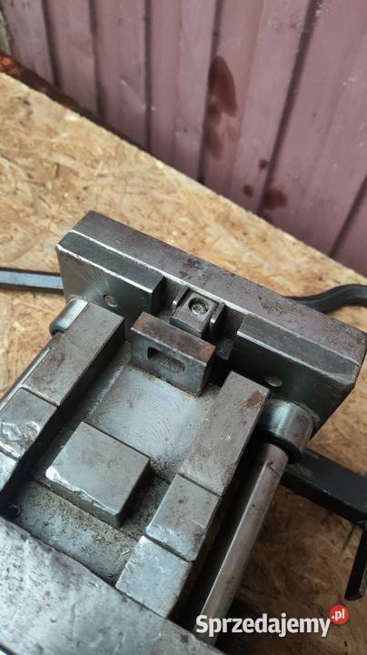 Przyrząd do wykrawania wkładki zamka