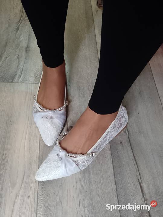 41 Białe bogato zdobione perłami koronkowe sprzedam