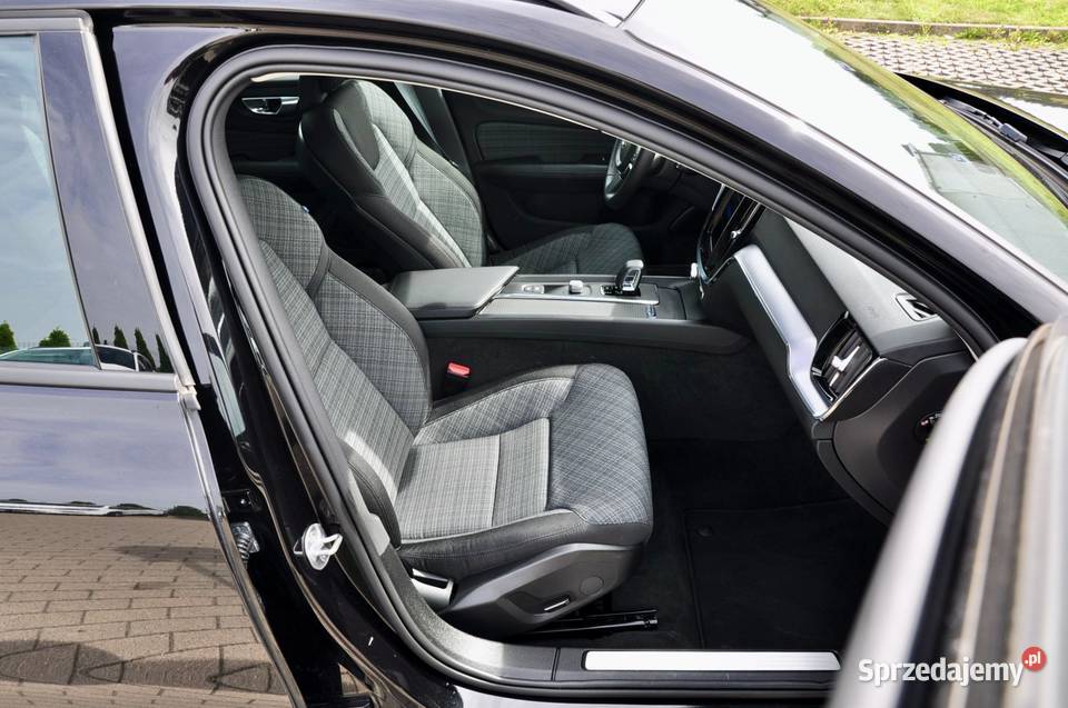 VOLVO V60 20 B3 Essential 2023r FV 23 sprzedam