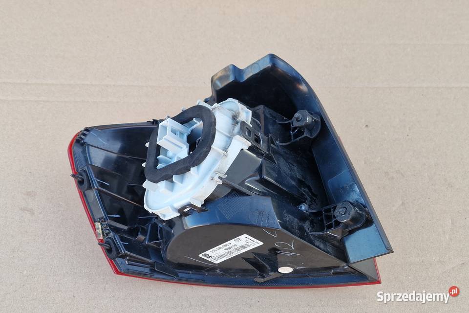 VW GOLF SPORTSVAN LAMPA PRAWA TYŁ TYLNA IDEALNA Bieleń