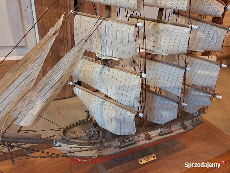 Model żaglowca w gablocie Warszawa