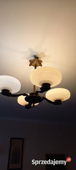 Mosiężny czteroramienny żyrandol z kloszami łódzkie
