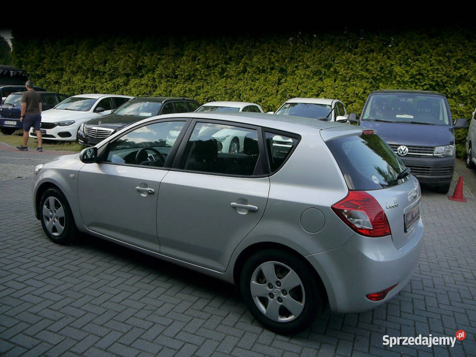 Kia Ceed 14b zwykły silnik Stan b bezwypadkowy z srebrny Częstochowa