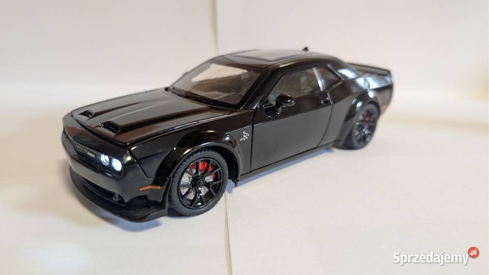 Dodge chellenger srt skala 124 21 model