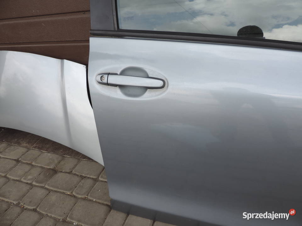 DRZWI PRAWY PRZÓD TOYOTA YARIS II HB 5D 1F8 Drzwi