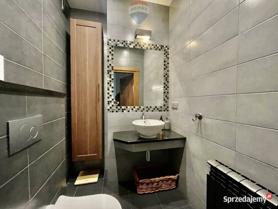 Podmiejska mała willa otoczona sosnami Zalesie Górne