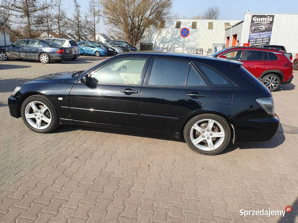 LEXUS is 300 sportCross IS