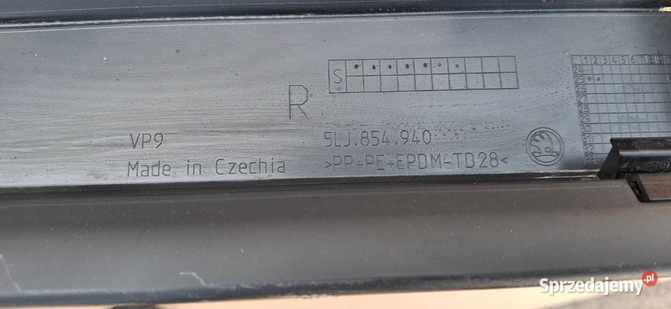 SKODA ELROQ LISTWA NAKŁADKA DRZWI PRAWY PRZÓD Listwy i nakładki Listwy i nakładki Bieleń