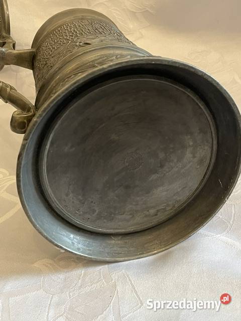 Kufel cynowy z pokrywką scena rodzajowa