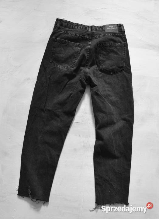 mom jeans czarne jeansy z dziurami stradivarius Drobin