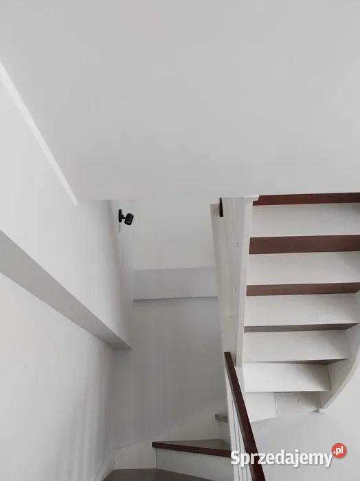 Schody drewniane z poręczą Iwiny