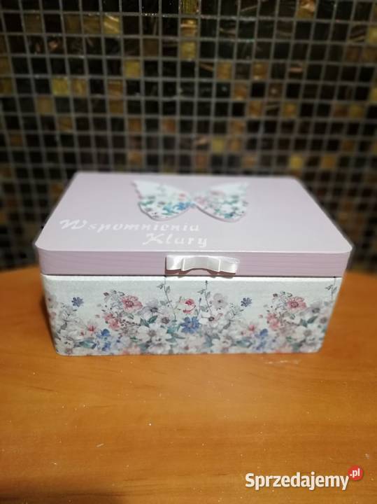 Kuferek kwiatowy z motylem różowy z imieniem opolskie Kędzierzyn-Koźle