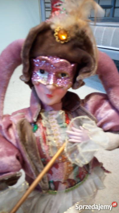 Błazny pięknie zdobione nakręczne kuranty