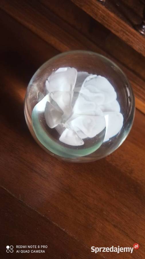 Kula szklana z białą różą przycisk na biurko Porcelana i szkło Gdańsk