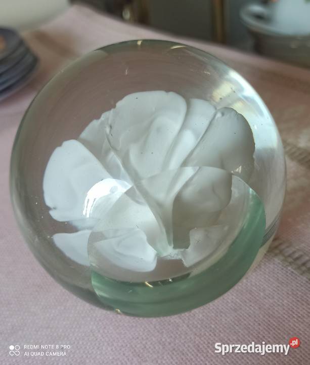 Kula szklana z białą różą przycisk na biurko Porcelana i szkło Gdańsk