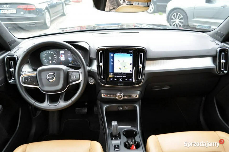 Volvo XC 40 VOLVO XC40 T3 163 Automat Momentum światła do jazdy dziennej Warszawa