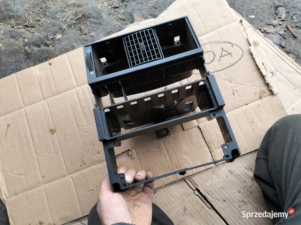 AUDI 80B4 ŚRODKOWY PANEL NAWIEWU RAMKA RADIA Kratki nawiewu sprzedam