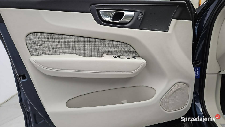Volvo XC 60 B4 D Essential Z Polskiego Salonu lakier metallic Warszawa