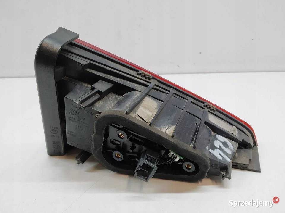 LAMPA TYŁ W KLAPĘ PRAWA KOMBI 3V9945308F Skoda świętokrzyskie