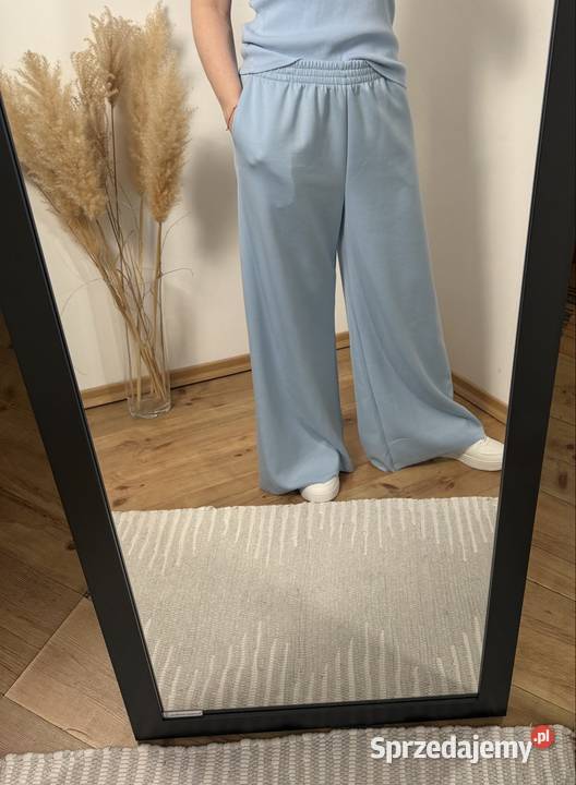 Błękitne spodnie dresowe wide leg miękkie Ostrzeszów
