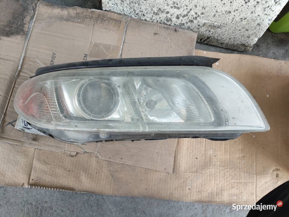 Reflektor uszkodzony volvo prawy przód V70 III Warszawa