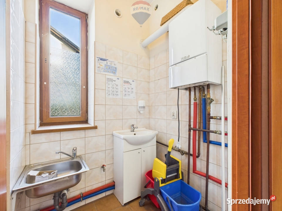 Dom z lokalem Cedry Wielkie asfalt