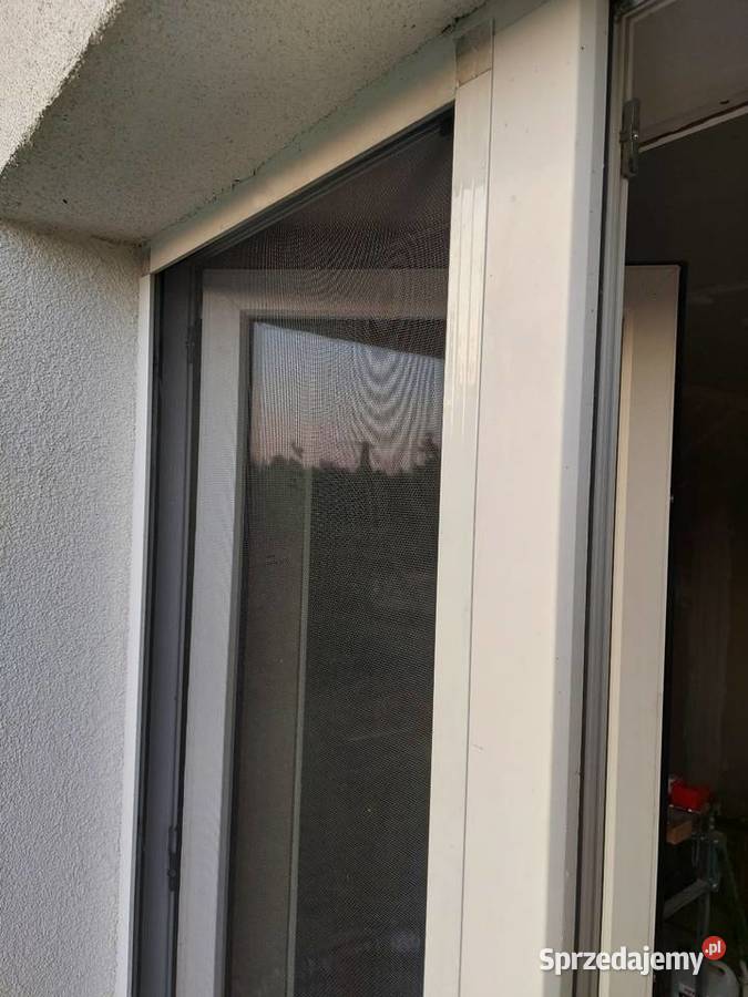 Okno drzwi balkonowe dwuskrzydłowe z moskitierą Drzwi balkonowe i tarasowe Korzeniów