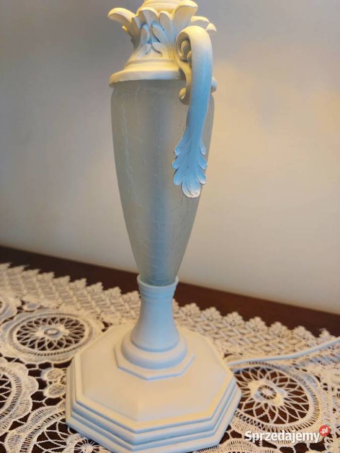Wysoka lampa w antycznym stylu